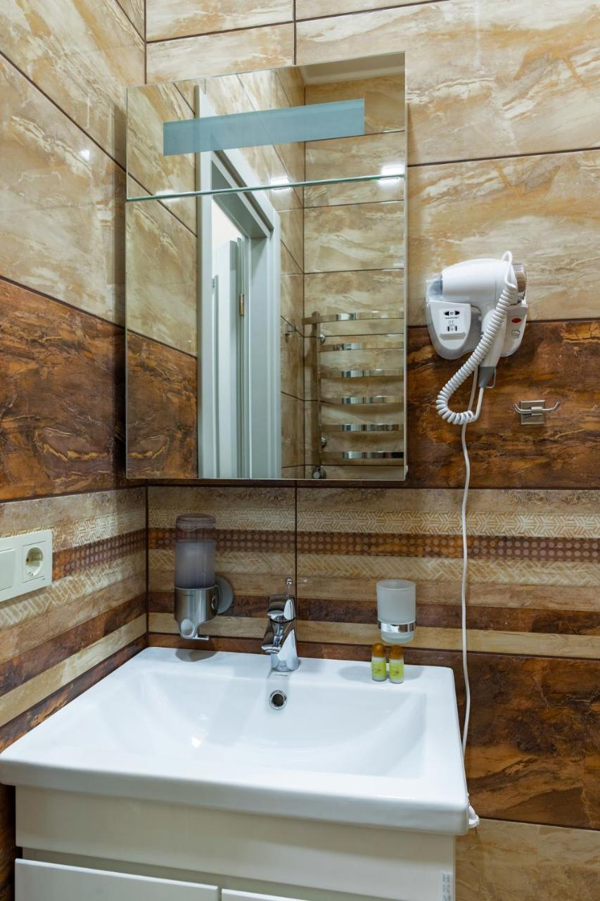 Mini Hotel Barvy Lvova On Horodotska St. 외부 사진